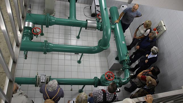 Auch einen Blick auf das Leitungsnetz unter den Wasserkammern warfen die Teilnehmer.