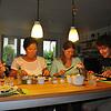 Heike Weidemann, Martina Härle sowie Corinna und Jonas Niedermann (von links) genießen auf der Thermomix Party in der Reichenauer ...