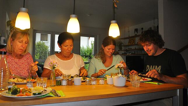 Heike Weidemann, Martina Härle sowie Corinna und Jonas Niedermann (von links) genießen auf der Thermomix Party in der Reichenauer ...