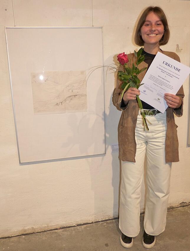 Marie Forderer vor ihrem Kunstwerk &bdquo;Einsicht&ldquo;.