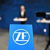 Auf der ZF-Bilanzpressekonferenz steht eine Stehle mit dem Firmenlogo vor den vortragenden Konzernvorständen. 2020 war ein Krisenjahr, ...