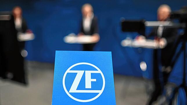 Auf der ZF-Bilanzpressekonferenz steht eine Stehle mit dem Firmenlogo vor den vortragenden Konzernvorständen. 2020 war ein Krisenjahr, ...