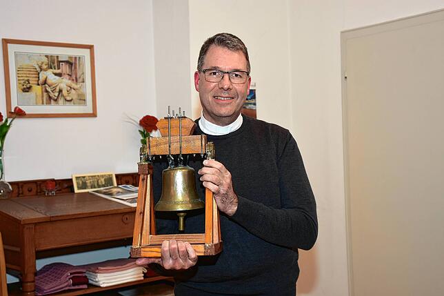 Glocken begleiten ihn durchs Leben: Dekan Peter Nicola, katholischer Dekan des Dekanats Linzgau und Glockenfachmann zuhause mit einem ...