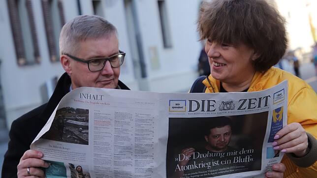 Martin Kasperzyk und Marina Müller helfen Flüchtlingen: Mit diesem Bild wurde auf suedkurier.de erstmals auf ihre Aktion hingewiesen, ...