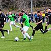 Der Furtwanger Philip Braun (am Ball) versucht, an den Schonachern Lorenz Spiegelhalder (links) und Tim Hettich vorbeizukommen.