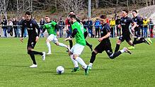Der Furtwanger Philip Braun (am Ball) versucht, an den Schonachern Lorenz Spiegelhalder (links) und Tim Hettich vorbeizukommen.