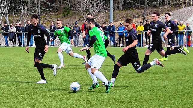 Der Furtwanger Philip Braun (am Ball) versucht, an den Schonachern Lorenz Spiegelhalder (links) und Tim Hettich vorbeizukommen.