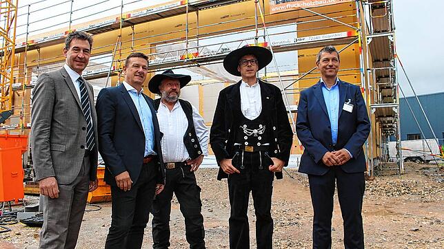 Froh über den Neubau in Donaueschingen: OB Erik Pauly (von links), Architekt Günter Limberger, Stephan Mantel, Florian Fluck und Boris ...