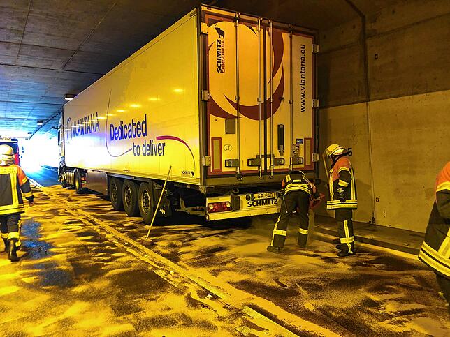 Bei einem Verkehrsunfall im Tunnel Bietingen musste ausgetretener Diesel aufgefangen und die Bundesstraße in der gesamte Breite ...