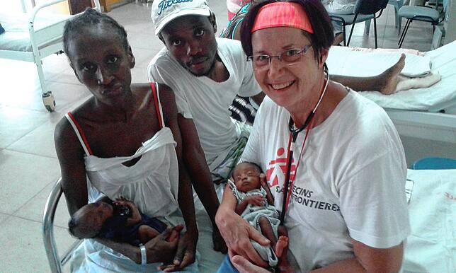 Gudrun Adams in der Neugeborenenklinik in Porte au Prince, Haiti.