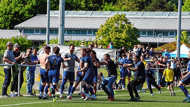So jubeln Allensbacher nach dem 6:5-Siegtor über den SC Markdorf.