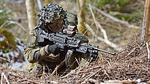 Donaueschinger Jäger zeigen im Weißwald bei Tannheim im April 2021, wie sie im Ernstfall durchs Unterholz vorrücken. Damals war der ...