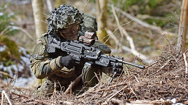 Donaueschinger Jäger zeigen im Weißwald bei Tannheim im April 2021, wie sie im Ernstfall durchs Unterholz vorrücken. Damals war der ...