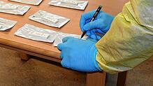 In den Kliniken werden die Mitarbeiter weiterhin täglich getestet, um Corona-Infektionen schnell erkennen zu können.