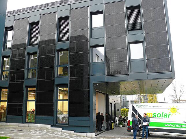 Die Firma Rmsolar – gut erkennbar an der Fassade, die aus Solarmodulen besteht – ist diesen Sommer von der Insel Reichenau ...