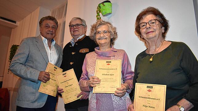 Geehrte Mitglieder des Schwarzwaldvereines (von links): Klaus Denzinger, Elmar Küpper, Elisabeth Klein und Helga Mattes.