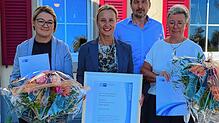 IHK-Vizepräsident Thomas Butsch und IHK-Präsidentin Birgit Hakenjos gratulieren Katharina Zanger (links) und Geschäftsführerin Ursel ...