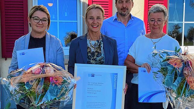 IHK-Vizepräsident Thomas Butsch und IHK-Präsidentin Birgit Hakenjos gratulieren Katharina Zanger (links) und Geschäftsführerin Ursel ...
