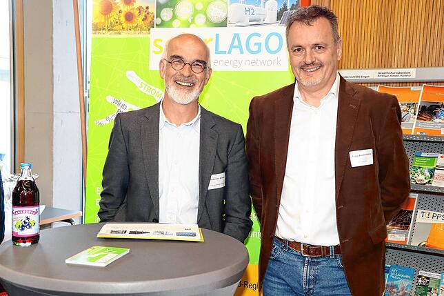 Alexander Schuler und Franz Reichenbach (von links) standen für Fragen rund um das Thema Wasserstoff an ihrem Infostand über die Studie ...