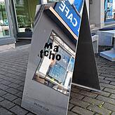 Ein spiegelndes Schild auf dem Fußgängerweg neben der Bodanstraße.