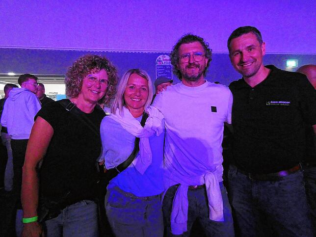 Daniela Metzler, Tanja und Axel Schmidt und Ühlingen-Birkendorfs Bürgermeister Tobias Gantert genossen die besondere Rocknacht (von links).
