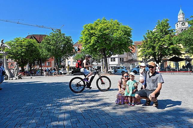 Emily Brown und Vincent Schmid kommen auf ihrem Weg durch Überlingen mit ihren Kindern Emma und Victor gern am Landungsplatz vorbei.