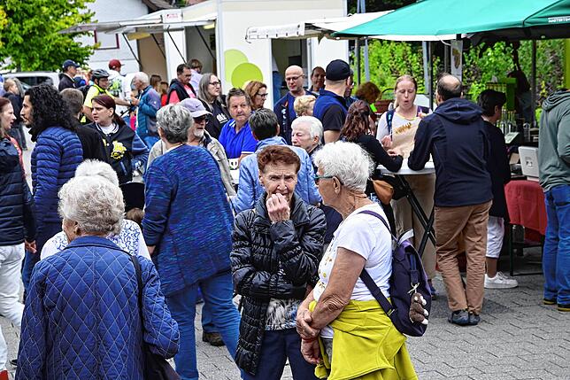 Der Naturparkmarkt ist auch ein beliebter Treffpunkt, um ein Schwätzchen zu halten.
