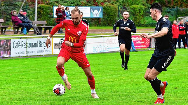 Zug zum Tor: Sebastian Rupp (links) spielt im dritten Jahr beim FC Wallbach und will mit seinen Toren dazu beitragen, dass der ...