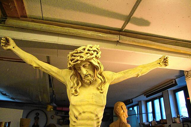 Bis ins kleinste Detail: Die Christusfigur sah nach knapp 100 Jahren im Freien schlimm aus. Stetes Regenwasser vom defekten Dächlein ...