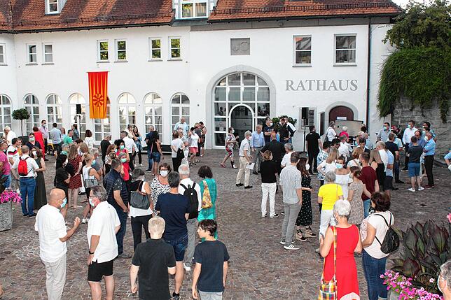 18.50 Uhr im Hof des Bischofschlosses. Mit Spannung wird das Wahlergebnis erwartet.
