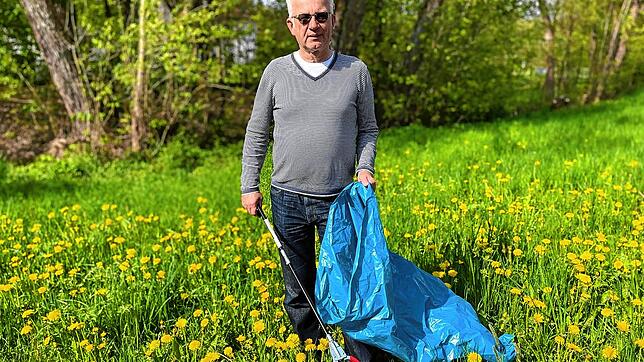 Rudolf Reim mit Zange und Müllsack im Warenbachtal. Eine saubere Umwelt liegt dem Villinger am Herzen. Das Projekt Landschaftspaten geht ...