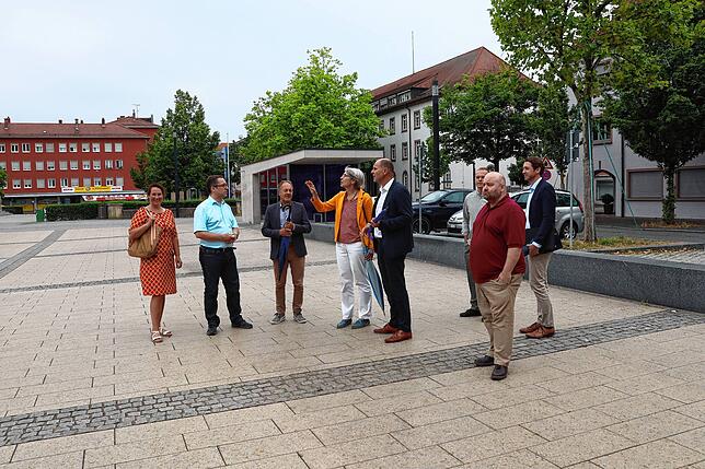 Elke Zimmer (Mitte, in gelber Jacke), Staatssekretarin im Verkehrsministerium, ist beeeindruckt, was die Stadt Singen in Sachen Fuß- und ...