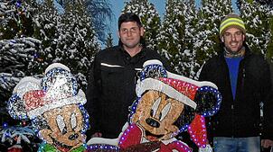 Marc Geng und Matthias Baumgartner mit einigen Disney-Figuren aus den ersten Jahren.