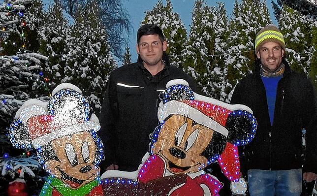 Marc Geng und Matthias Baumgartner mit einigen Disney-Figuren aus den ersten Jahren.
