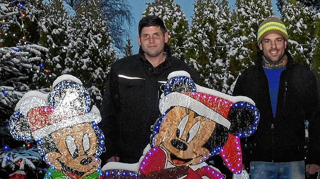 Marc Geng und Matthias Baumgartner mit einigen Disney-Figuren aus den ersten Jahren.