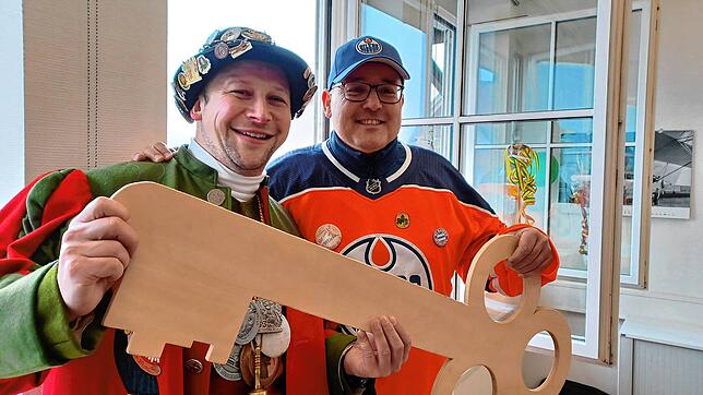 Das erste Rathaus ist befreit: In Kluftern muss Ortsvorsteher Michael Nachbaur (rechts) den Rathausschlüssel an Zunftmeister Andreas ...