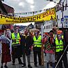 Der Hasenrat mit Masken der Gemeinderäte inszeniert mitten im Umzug verschiedene Spatenstiche.