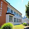 Das Rathaus in Moos, aufgenommen im Sommer 2022. Bereits seit Längerem war die Gemeinde auf der Suche nach privaten zur Unterbringung ...