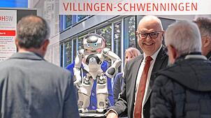 Clive Flynn beim Zukunftsforum 2024 mit dem DHBW-Roboter „Nao“. Der Professor und Studiengangleiter ist Mitgründer des Zukunftsforums. ...