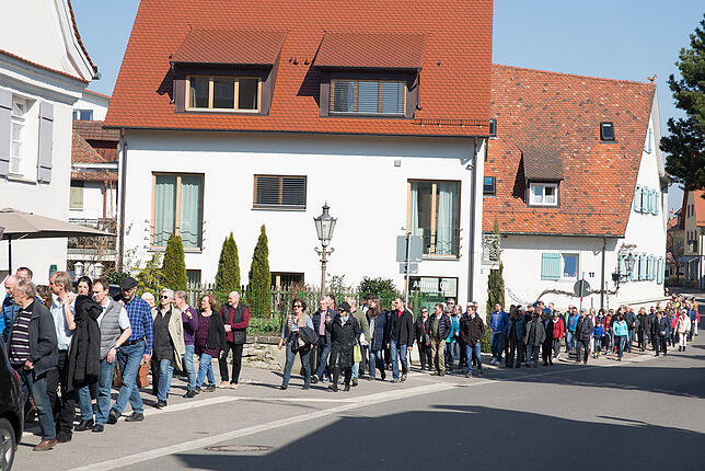 Ein langer Zug interessierter Bürger folgte Bürgermeister und Planer durchs Dorf – hier ist ein Teil von ihnen auf der Hauptstraße in ...