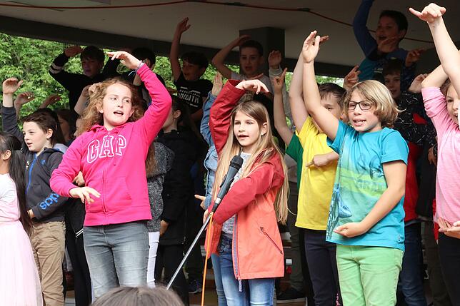 Schulsong: Mit Begeisterung sang der Chor der Klassen drei und vier das Lied der Alemannenschule.