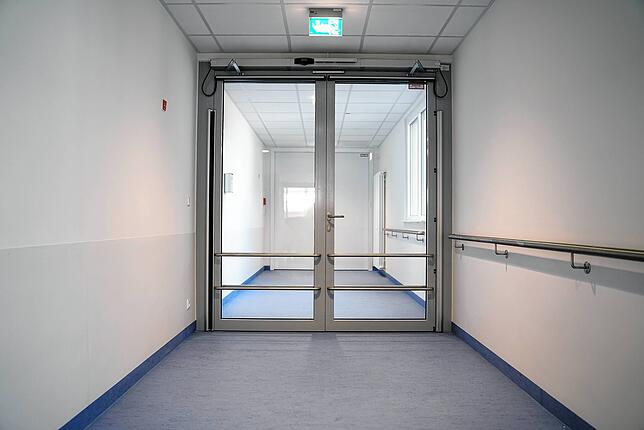 Wer vom Altbau des Klinikums in den Anbau möchte, muss durch diesen Durchgang gehen.