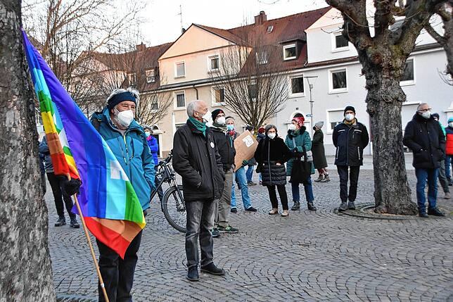 Mehr als 100 Teilnehmer waren jüngst zur Mahnwache für den Frieden in den Kastanienpark in Rheinfelden gekommen. Organisiert wird die ...