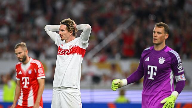 Nick Woltemade scheiterte in Hälfte eins an Manuel Neuer (r).