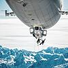 Spektakuläre Winteraktion im Februar 2019: Drei Skifahrer seilten sich in den Alpen vom Zeppelin NT ab.