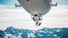 Spektakuläre Winteraktion im Februar 2019: Drei Skifahrer seilten sich in den Alpen vom Zeppelin NT ab.