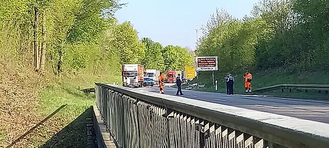 Die Aufräumarbeiten sind gegen 17.30 Uhr beinahe abgeschlossen.