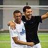 Verstehen sich beim gemeinsamen Kick in Doha sichtlich gut: Frankreichs Fußballstar Kylian Mbappé (links) und Profi-Freestyler Patrick ...