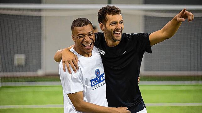 Verstehen sich beim gemeinsamen Kick in Doha sichtlich gut: Frankreichs Fußballstar Kylian Mbappé (links) und Profi-Freestyler Patrick ...