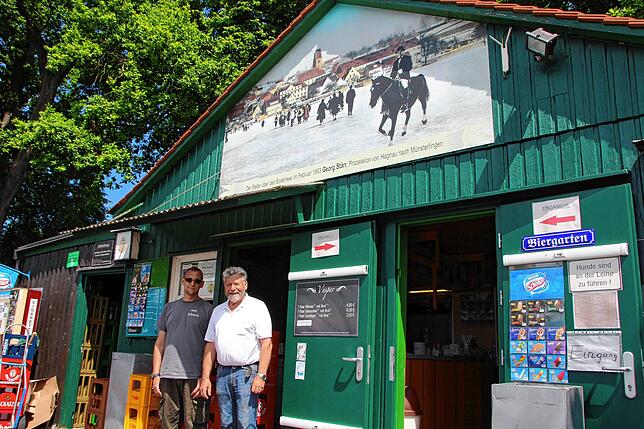 Stefan Stärr mit seinem Vater Roland Stärr vor dem Kiosk.